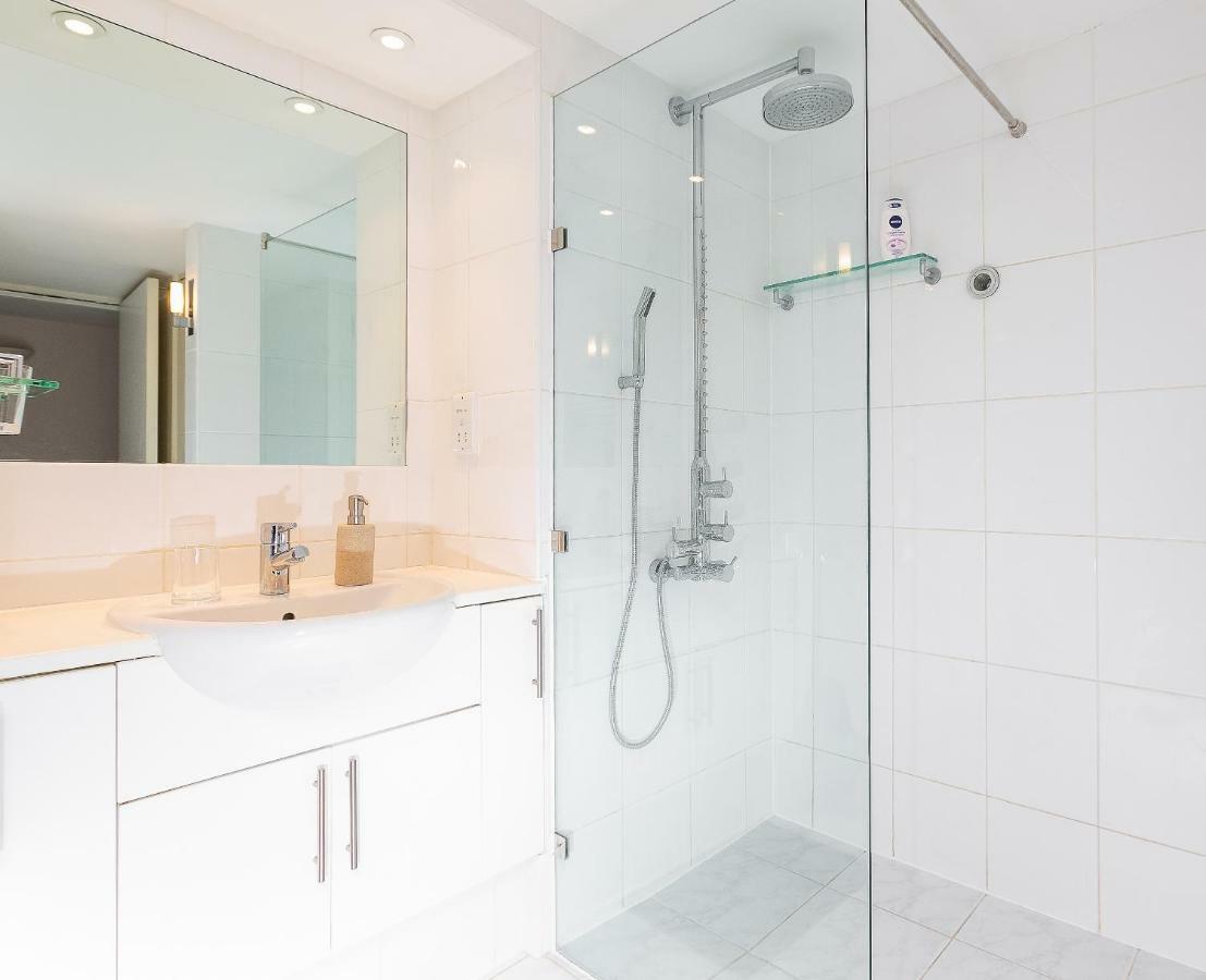 With Private Patio, And Park Across The Road (adults Only) Apartamento