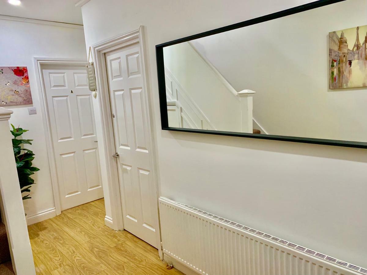 Appartement 2 Bedroom Apartment, Kitchen, Reception And Private Garden *