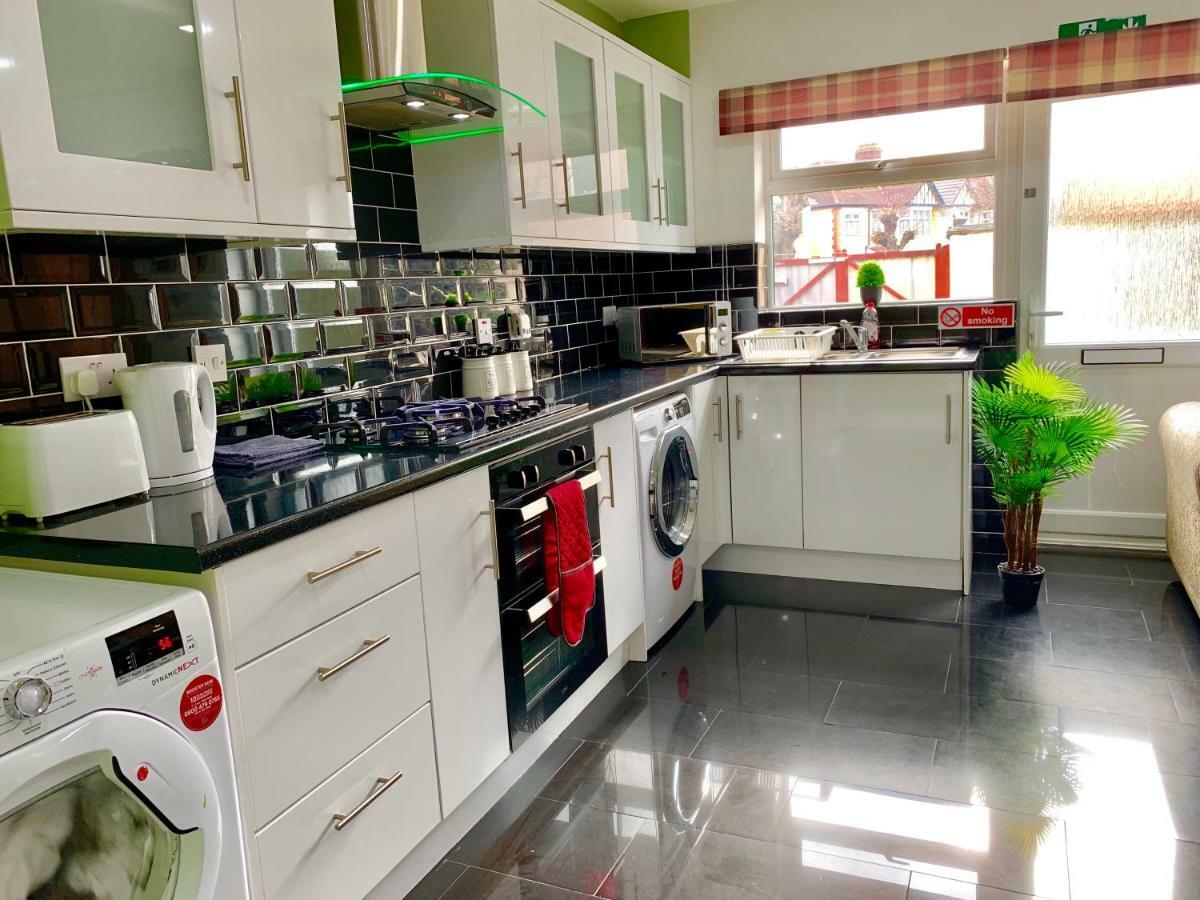 Appartement 2 Bedroom Apartment, Kitchen, Reception And Private Garden