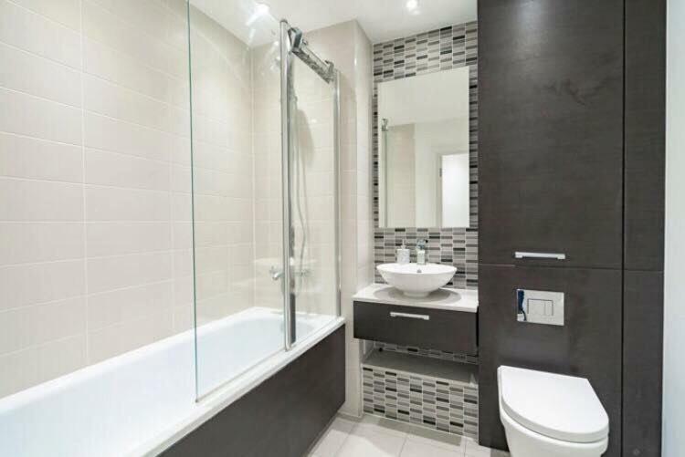 With Private Bathroom In A Modern Two Bedroom Two Bathroom Flat Habitación en casa particular *