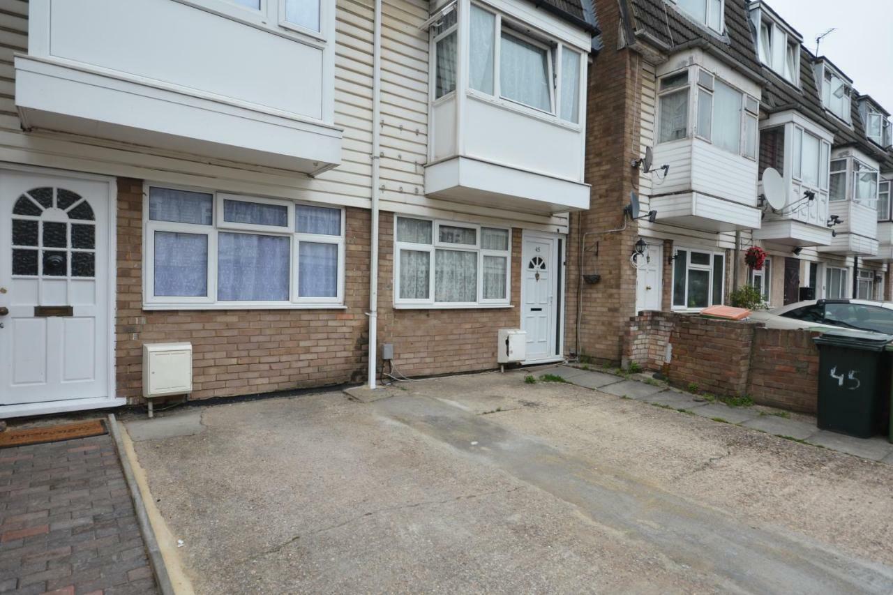 Four Bedroom Townhouse 12 Minutes Walk To Excel Exhibition Centre * Londres