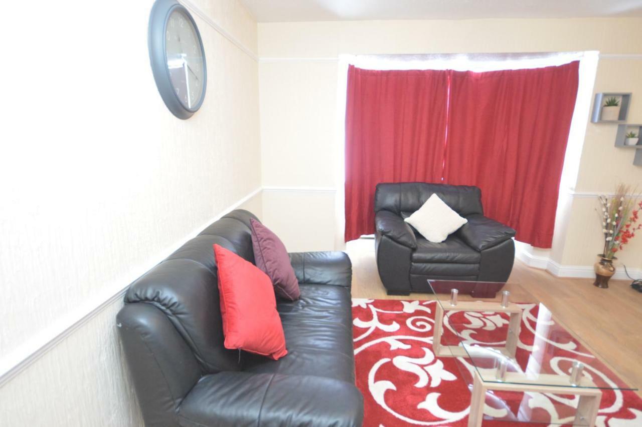 Four Bedroom Townhouse 12 Minutes Walk To Excel Exhibition Centre * Londres