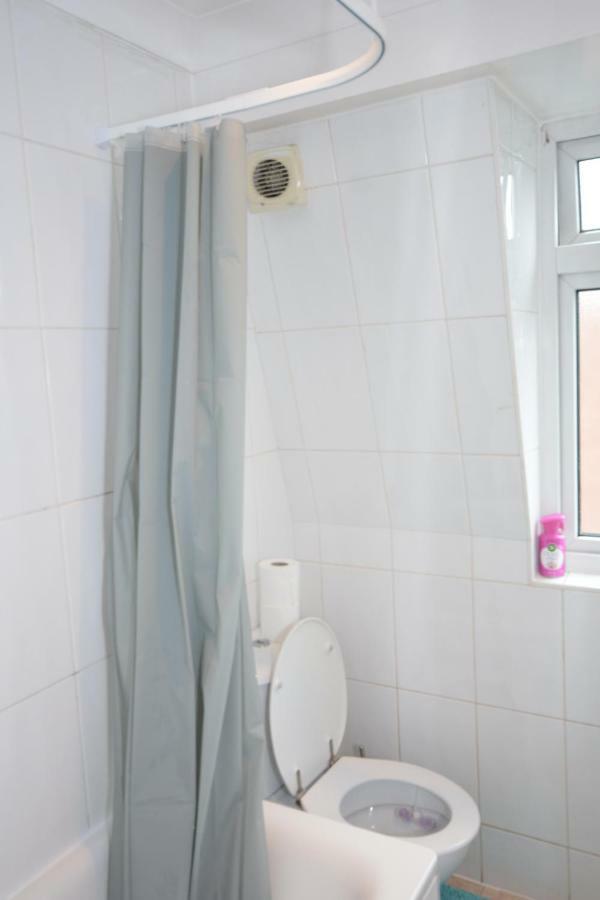 Four Bedroom Townhouse 12 Minutes Walk To Excel Exhibition Centre * Londres