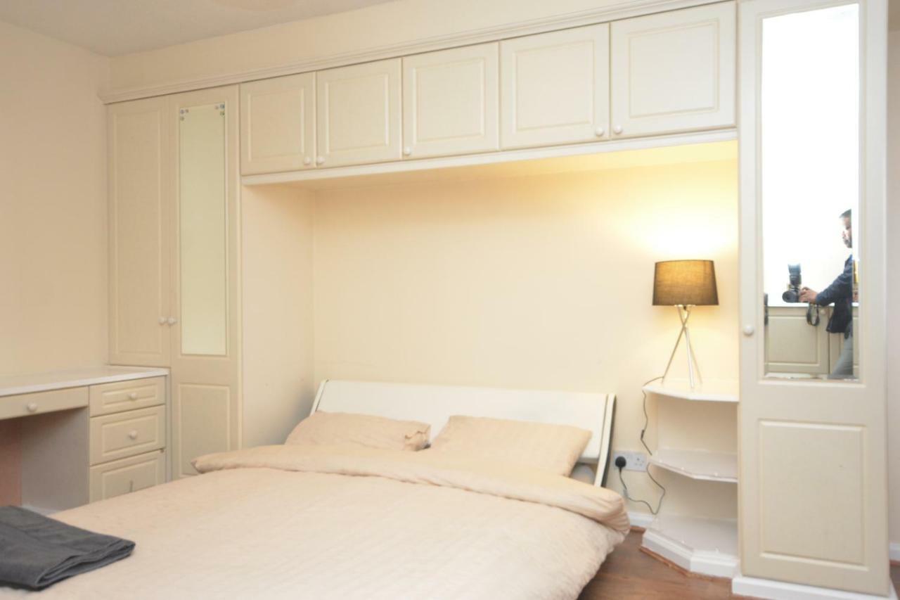 Сasa de vacaciones Four Bedroom Townhouse 12 Minutes Walk To Excel Exhibition Centre