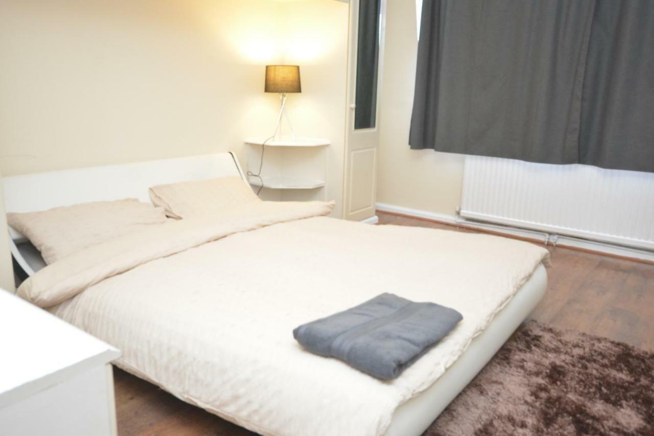 Сasa de vacaciones Four Bedroom Townhouse 12 Minutes Walk To Excel Exhibition Centre