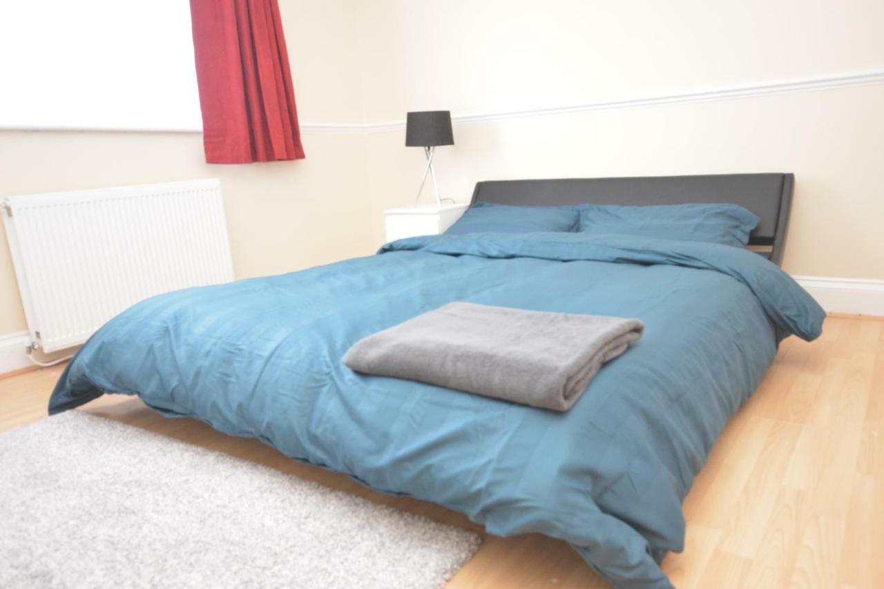 Four Bedroom Townhouse 12 Minutes Walk To Excel Exhibition Centre Сasa de vacaciones *