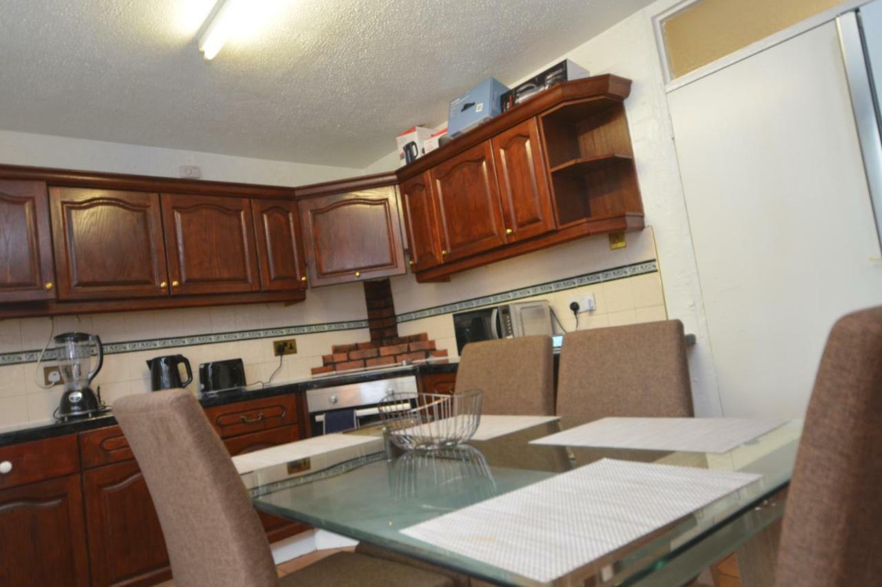 Four Bedroom Townhouse 12 Minutes Walk To Excel Exhibition Centre Сasa de vacaciones Londres