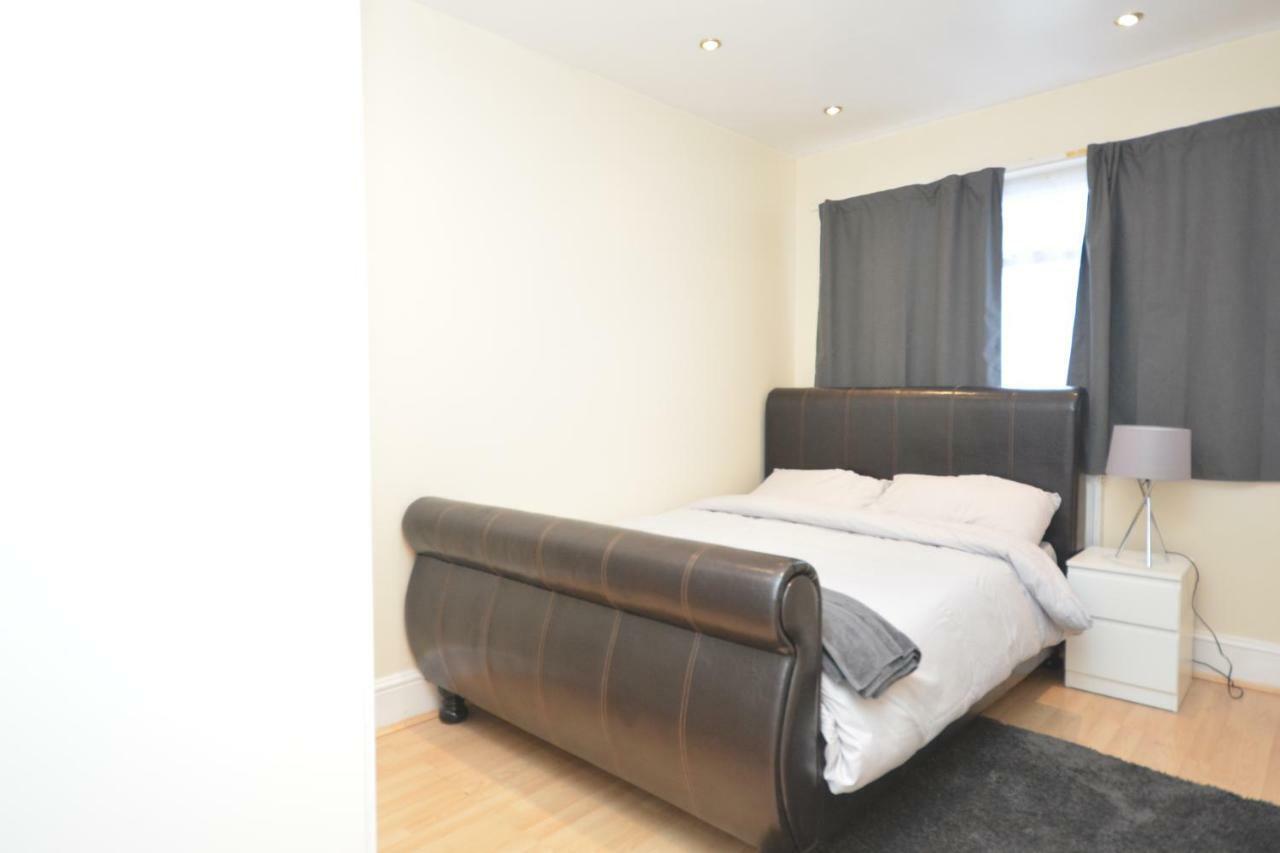 Four Bedroom Townhouse 12 Minutes Walk To Excel Exhibition Centre * Londres
