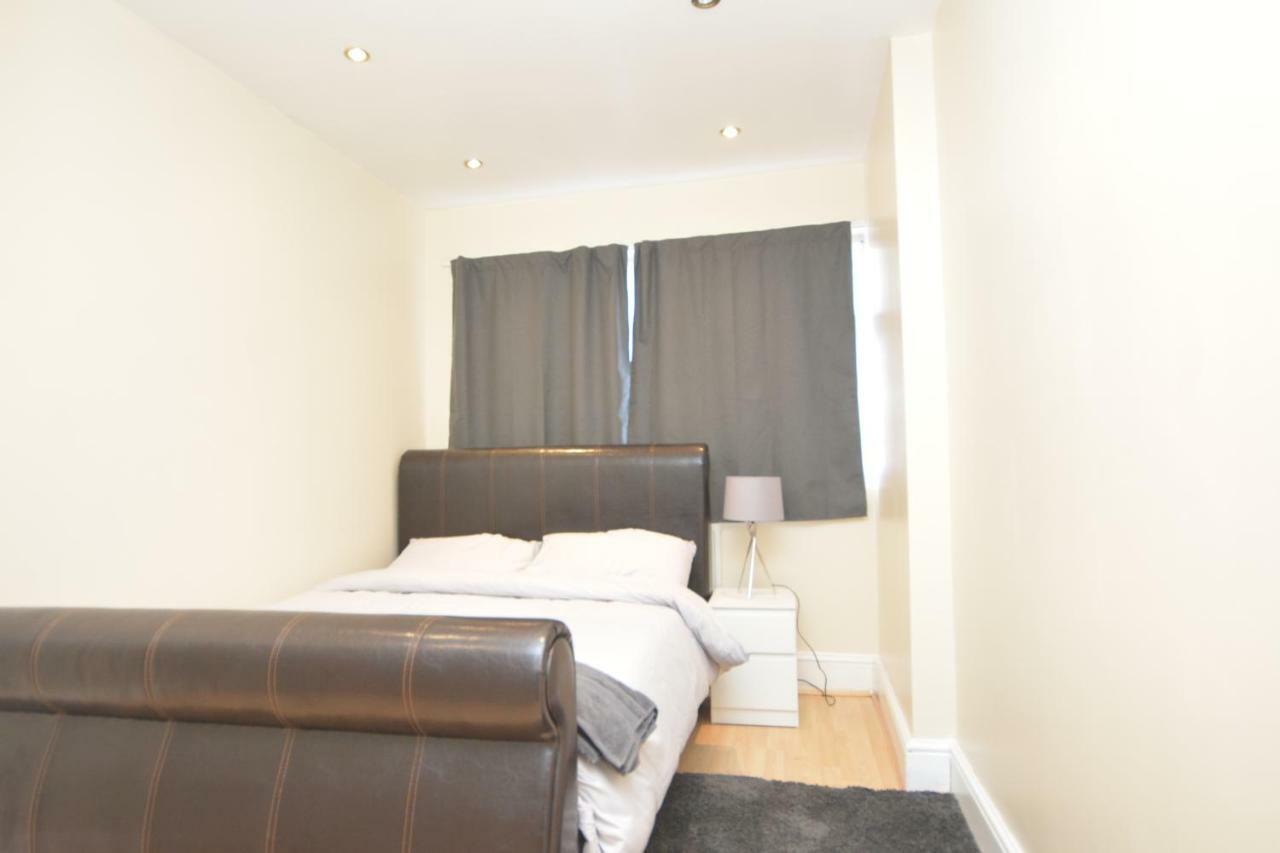 Сasa de vacaciones Four Bedroom Townhouse 12 Minutes Walk To Excel Exhibition Centre