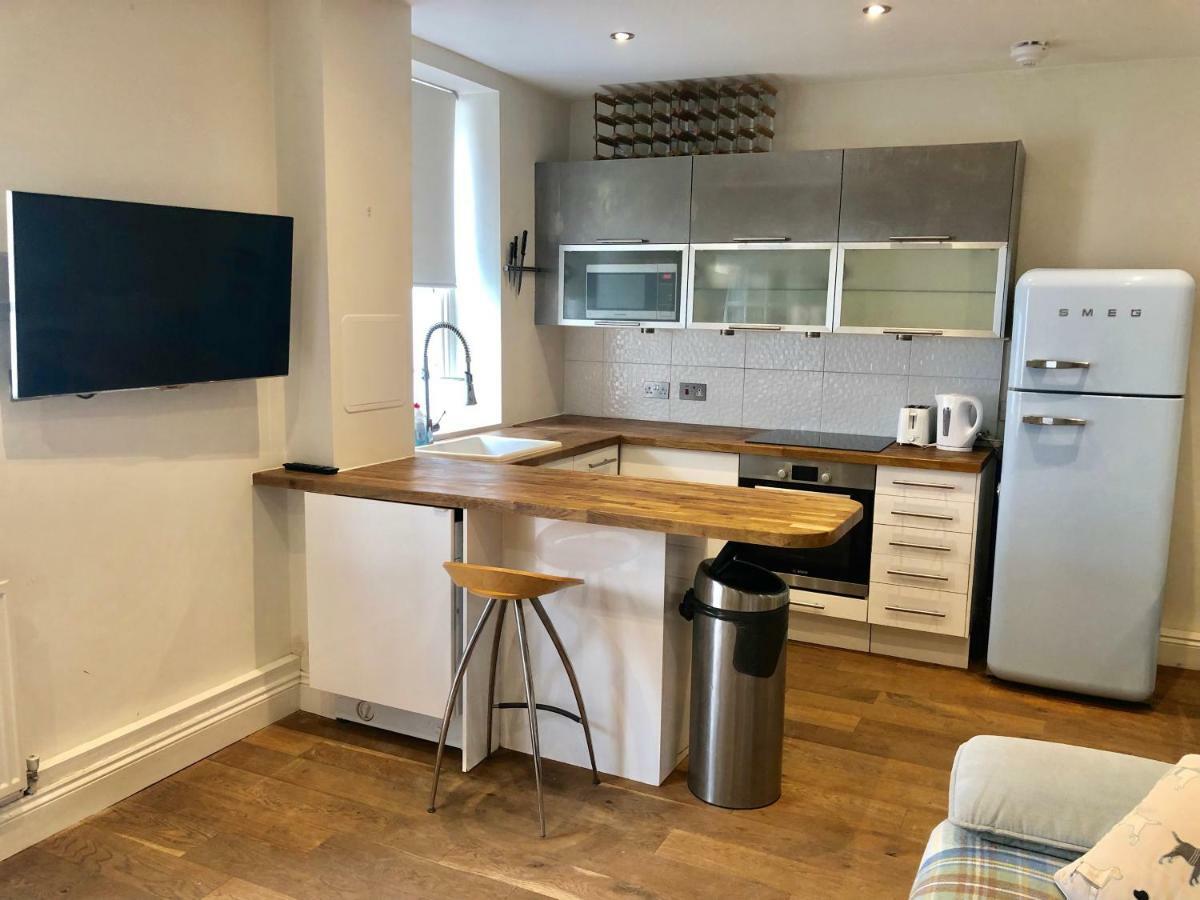 Stylish In Victoria Apartment London