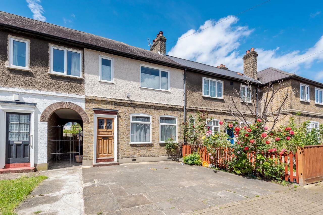 Lovely Three Bedroomed House, Parking 2 Cars Hébergement de vacances Londres