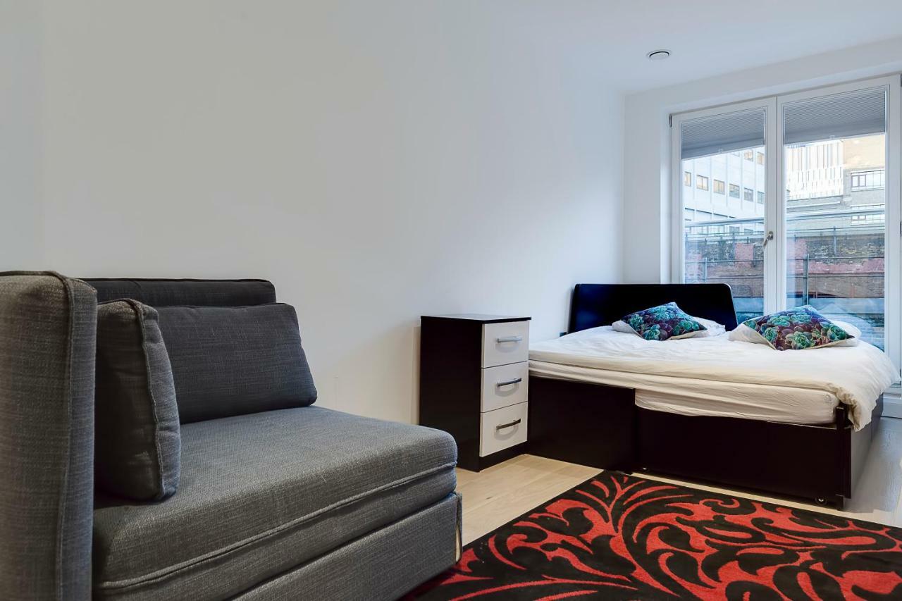 Charles Dickens, Tate Modern Appartement