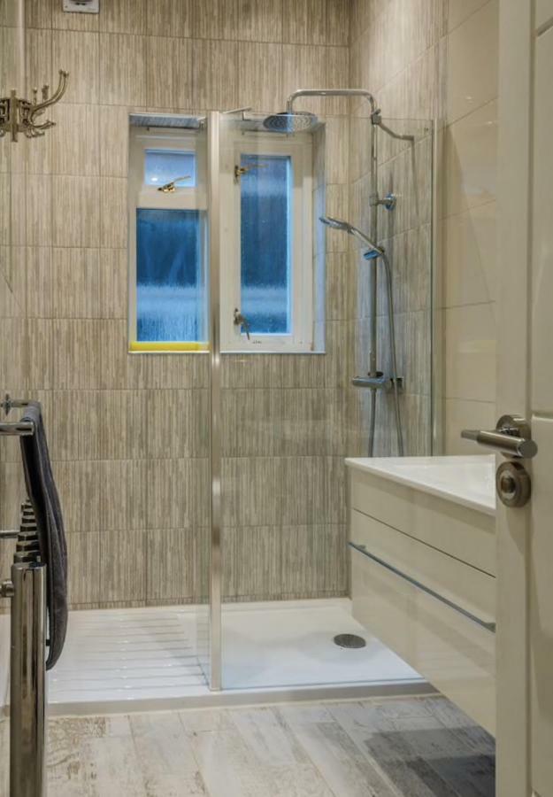 Brondesbury Apartment *
