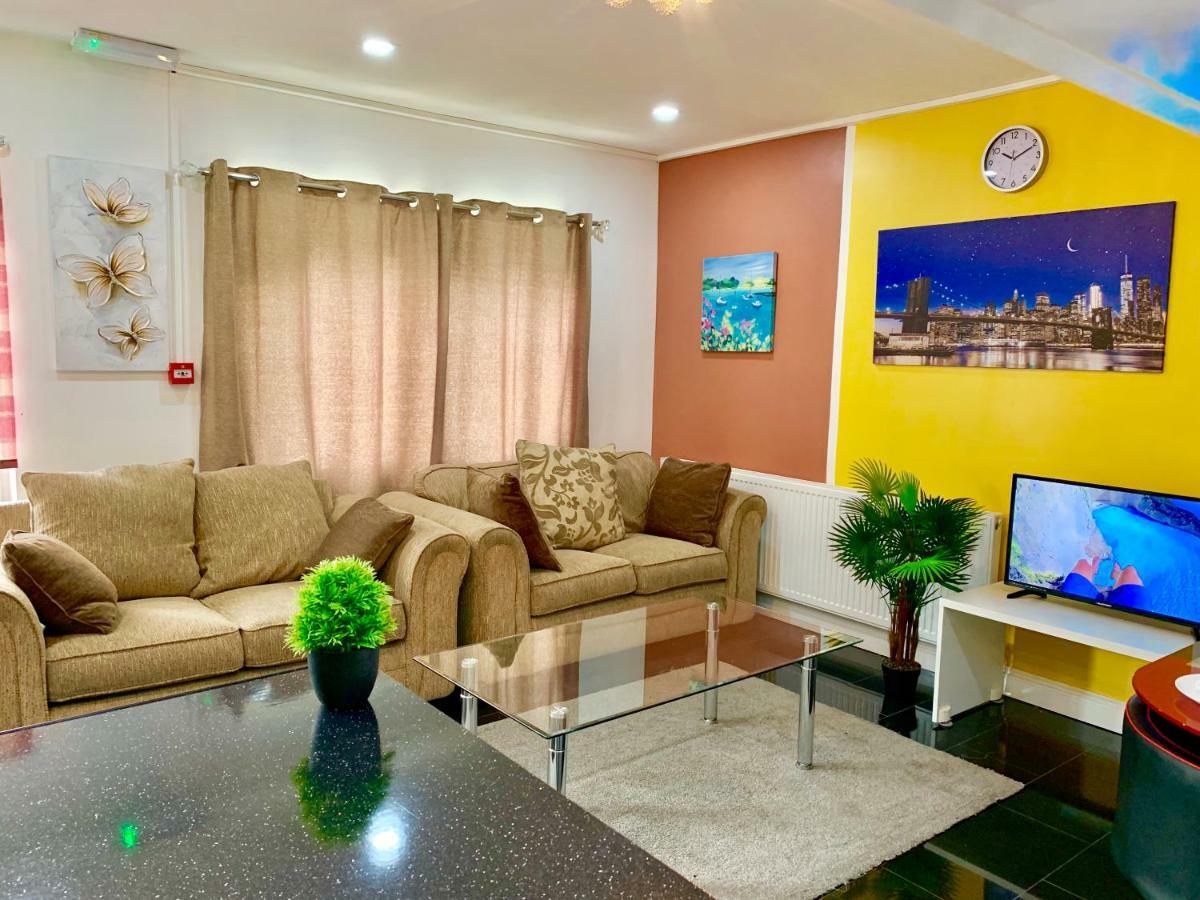 2 Bedroom Apartment, Kitchen, Reception And Private Garden * Londres
