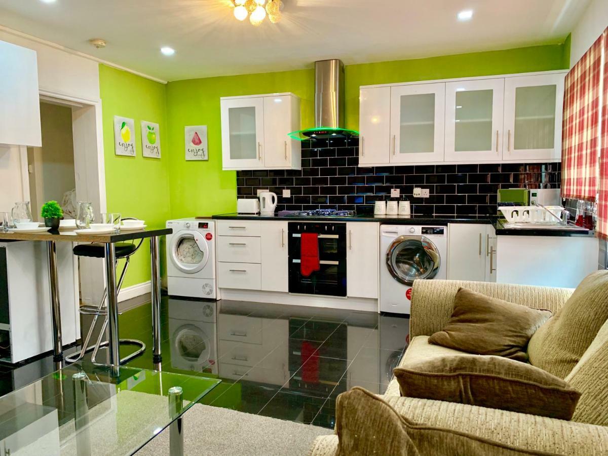 2 Bedroom Apartment, Kitchen, Reception And Private Garden Appartement *