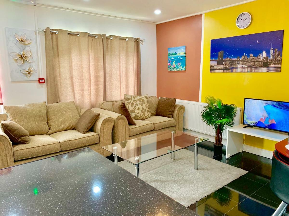 2 Bedroom Apartment, Kitchen, Reception And Private Garden * Londres