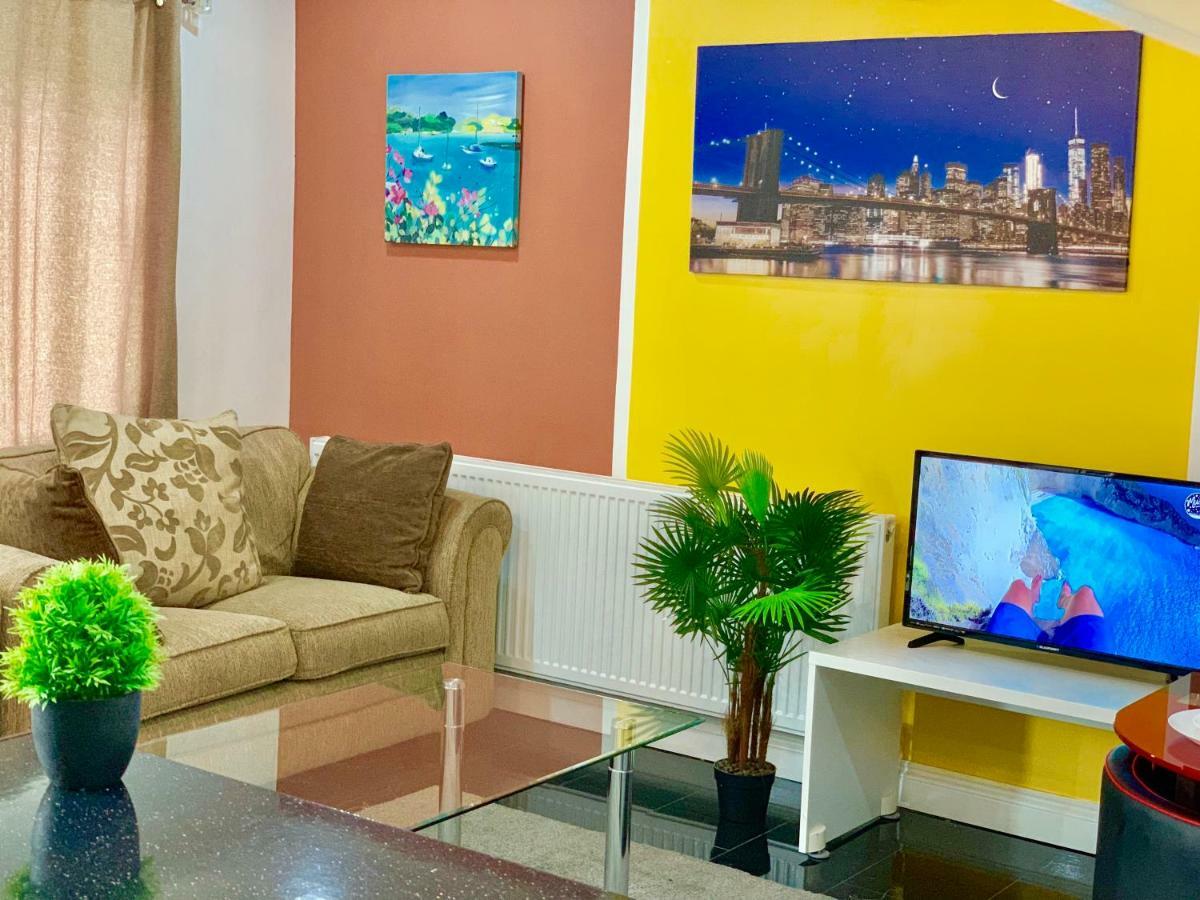 2 Bedroom Apartment, Kitchen, Reception And Private Garden Appartement *