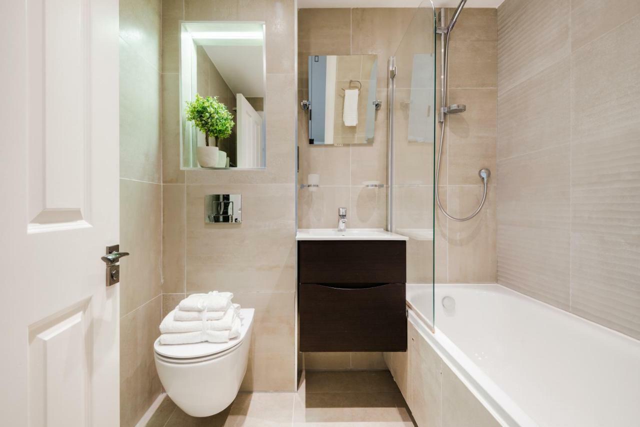 Large Two Bed With Private Entrance And Patio * Londres