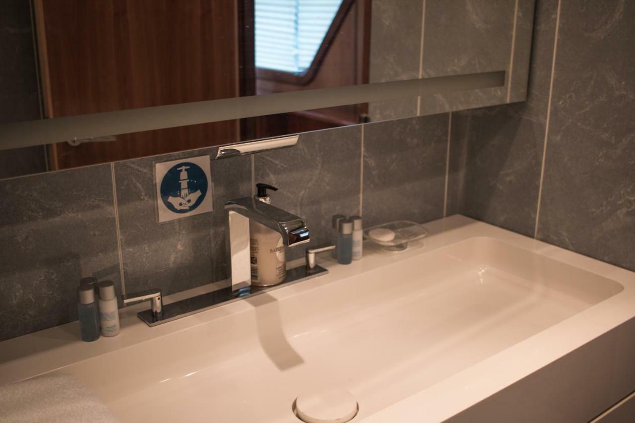 Absolute Pleasure Yacht Hotel Londen