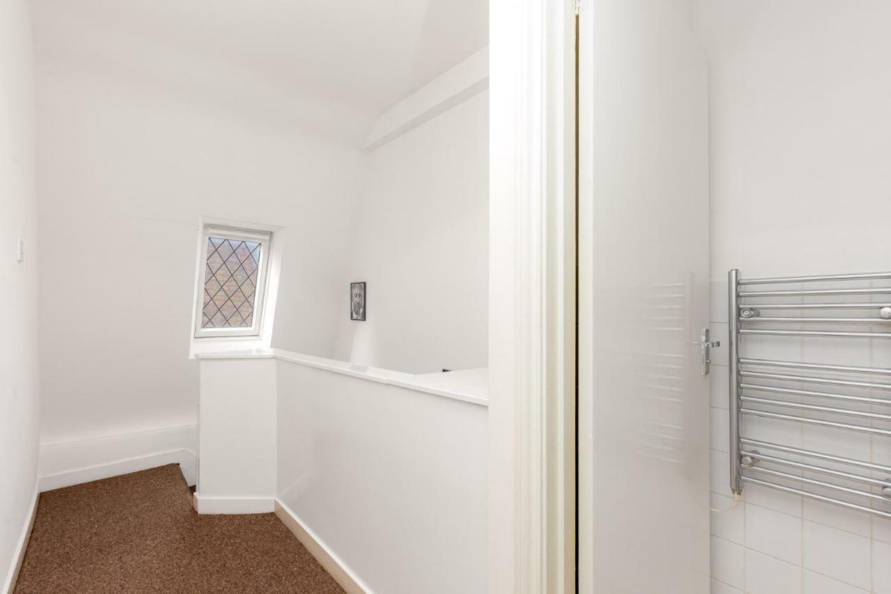 Sidney Street - Deluxe Guest 5