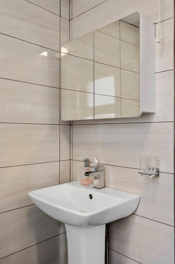 89 Mayes Road Holiday home London