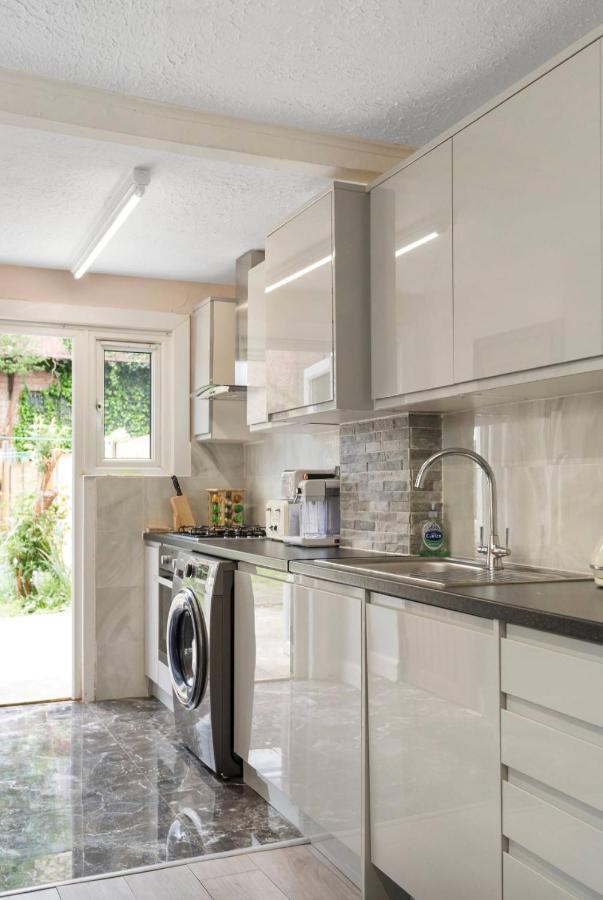 89 Mayes Road * Londen