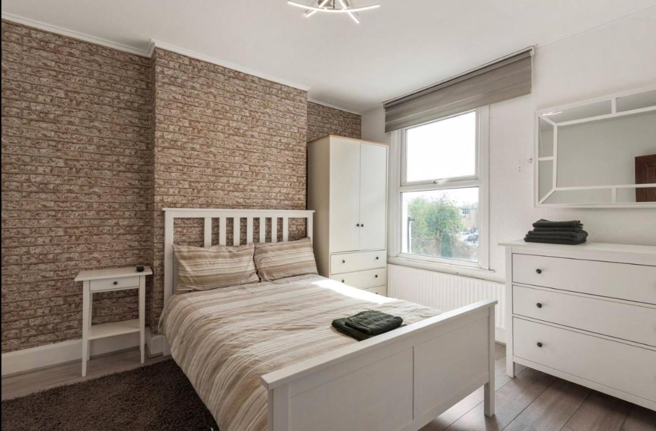 89 Mayes Road * Londen