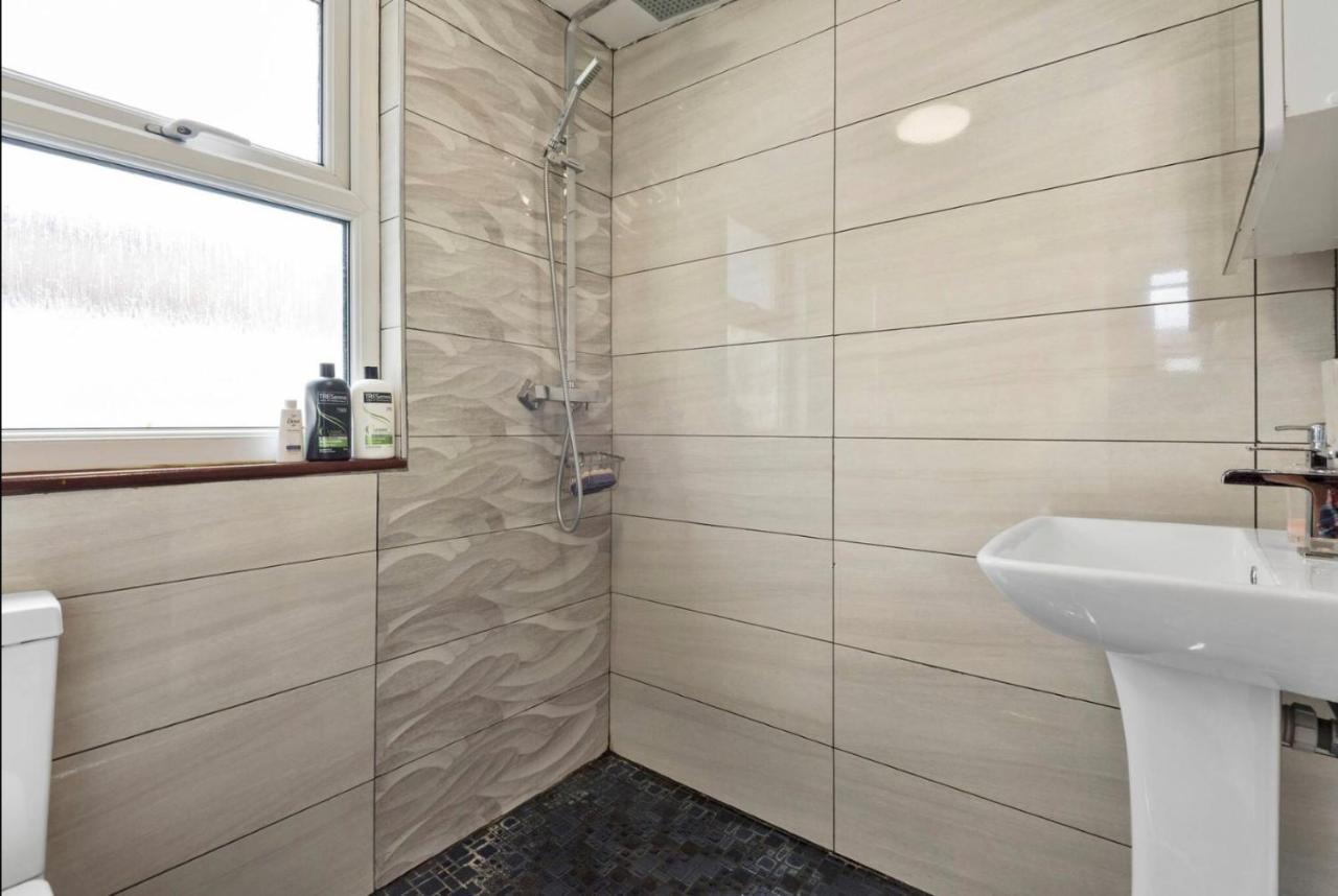 89 Mayes Road * London