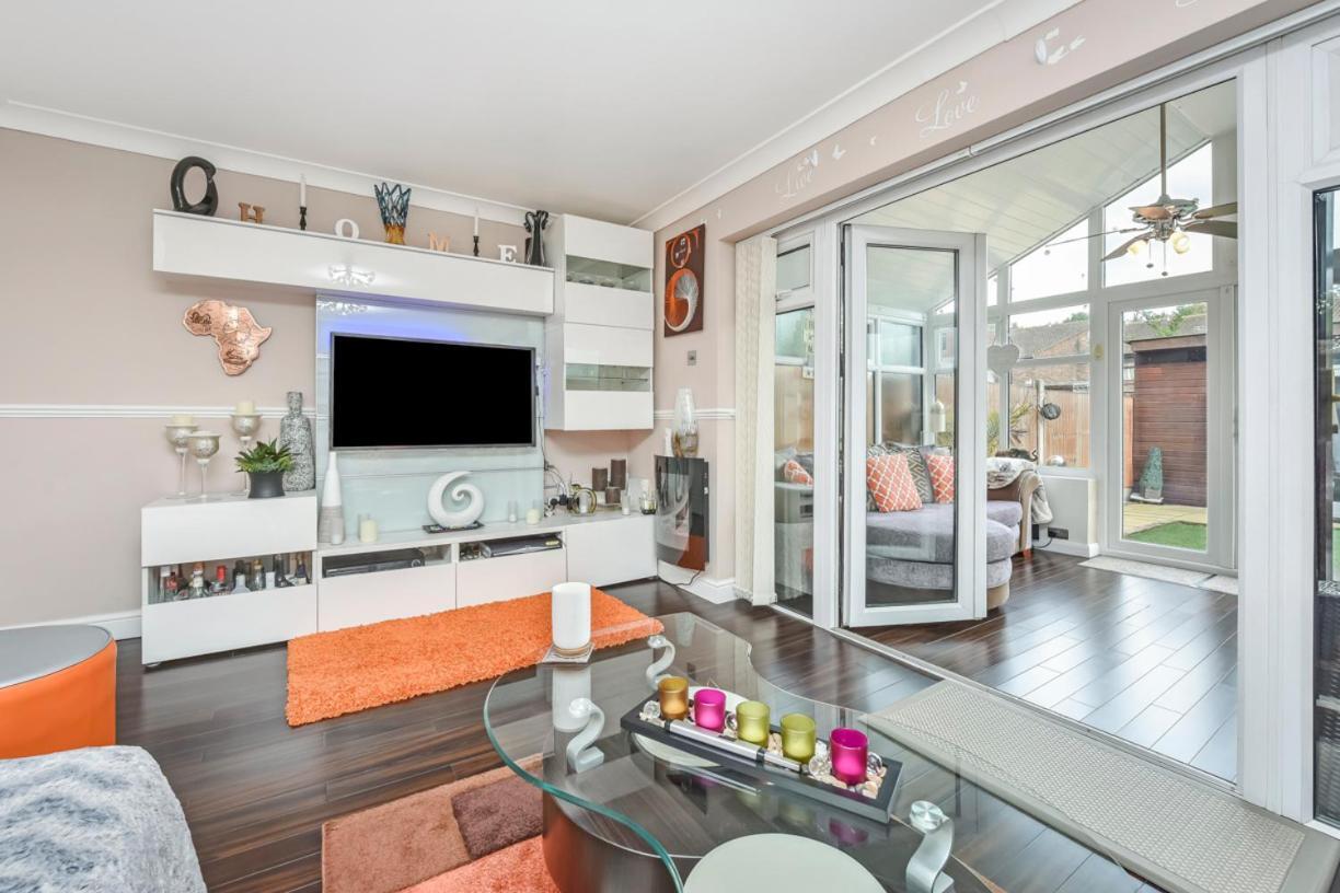 Docklands Stay, In Modern Spacious House - Near Excel Centre, Airport, Uel,sleeps 2 Homestay