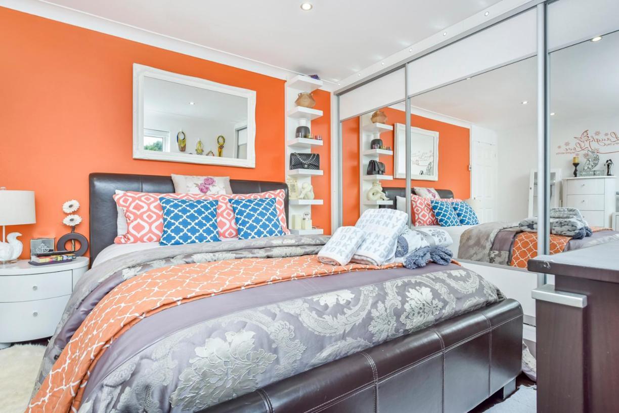 Homestay Docklands Stay, In Modern Spacious House - Near Excel Centre, Airport, Uel,sleeps 2