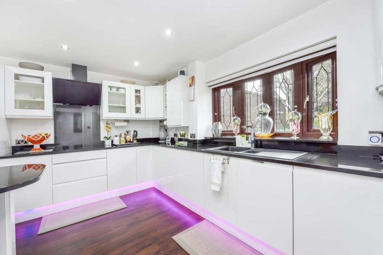 Homestay Docklands Stay, In Modern Spacious House - Near Excel Centre, Airport, Uel,sleeps 2 London