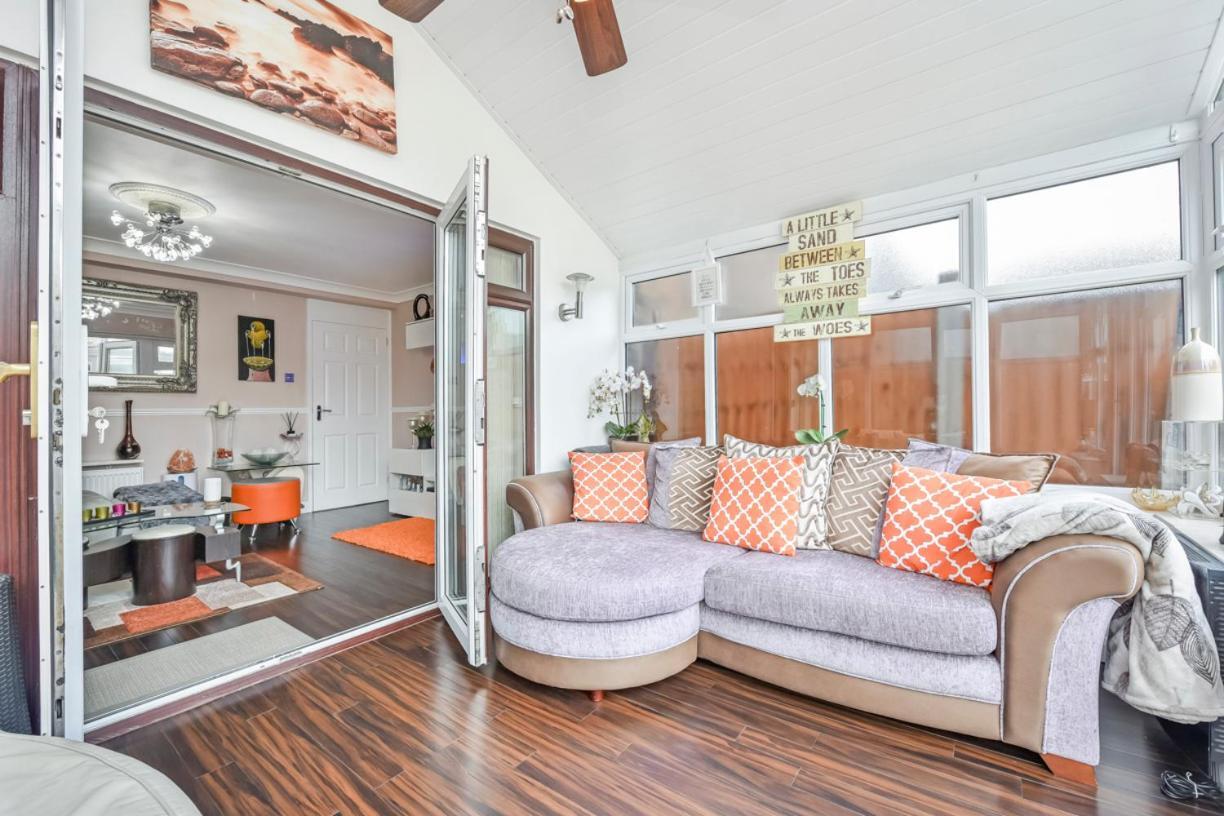Homestay Docklands Stay, In Modern Spacious House - Near Excel Centre, Airport, Uel,sleeps 2 *