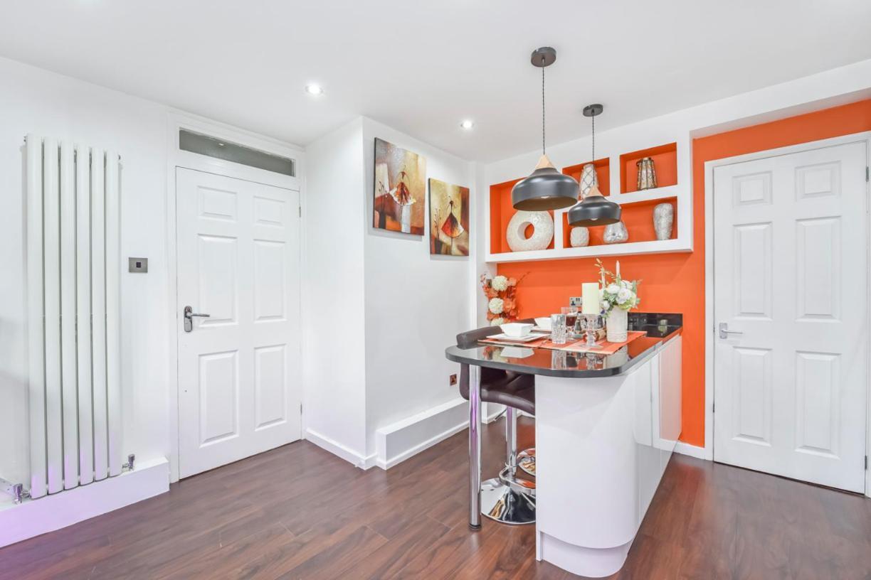 Homestay Docklands Stay, In Modern Spacious House - Near Excel Centre, Airport, Uel,sleeps 2 *