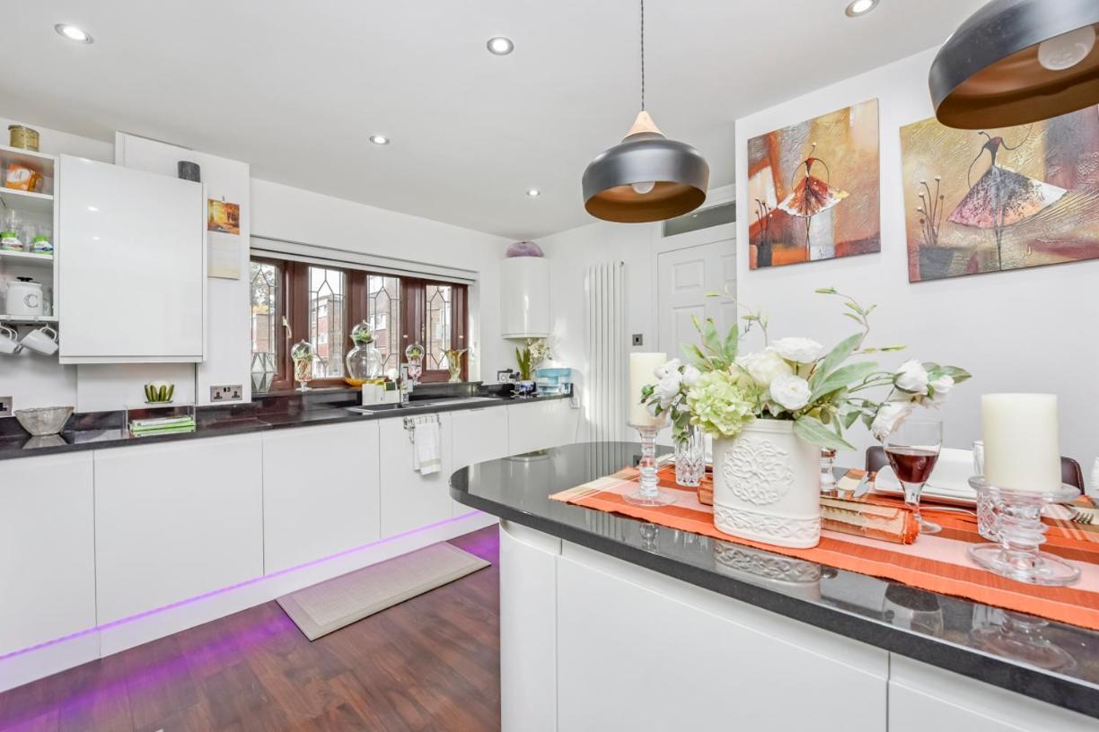 Docklands Stay, In Modern Spacious House - Near Excel Centre, Airport, Uel,sleeps 2 Homestay *