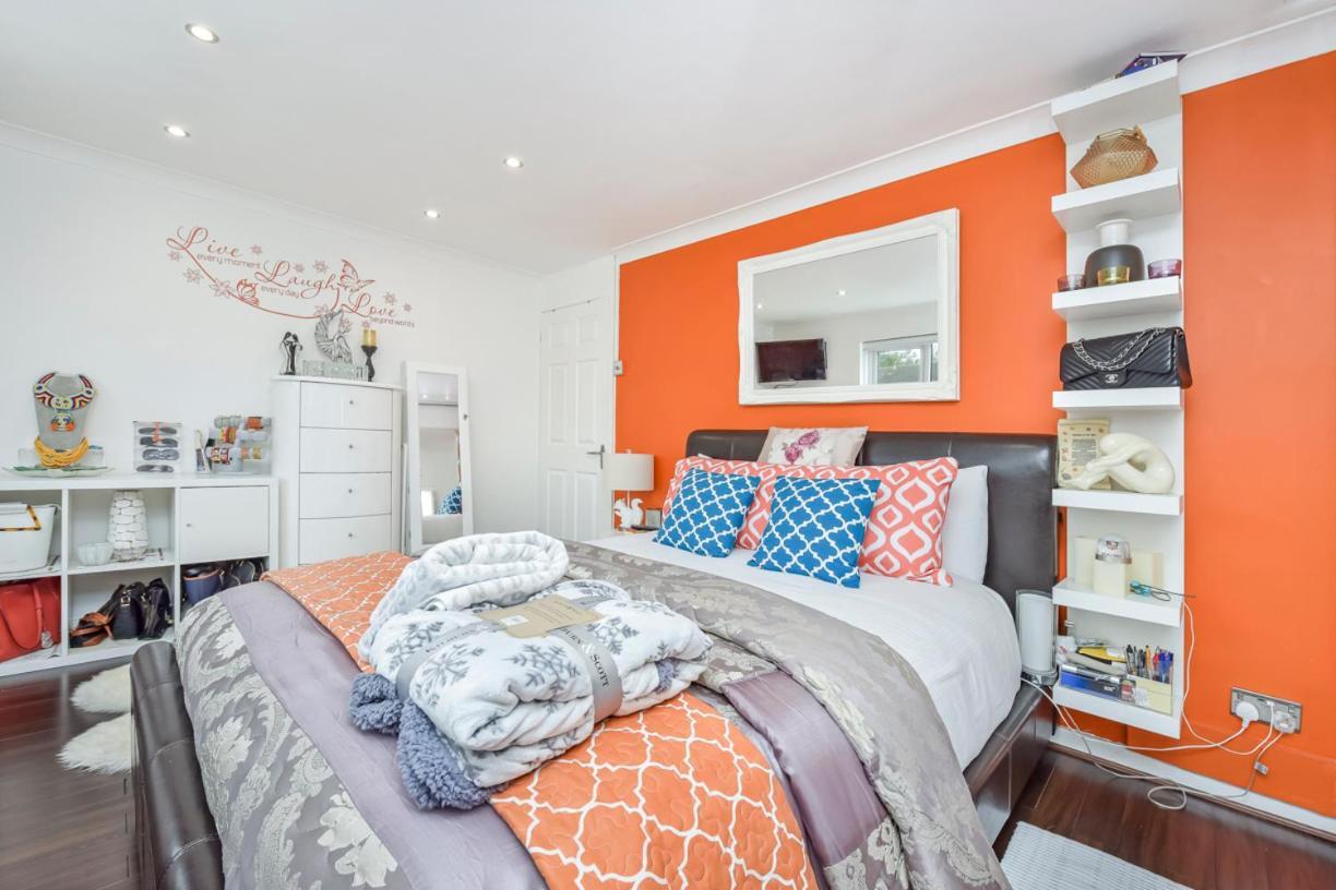 Docklands Stay, In Modern Spacious House - Near Excel Centre, Airport, Uel,sleeps 2 Homestay