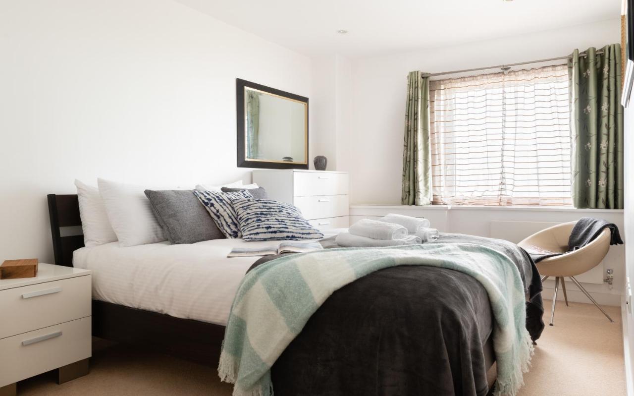 Fabulous 3 Bed 2 Bath Near Victoria Station Appartement