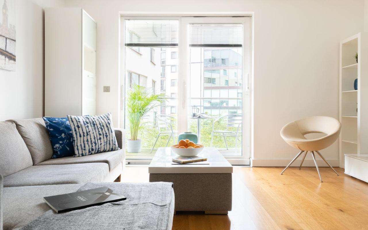 Fabulous 3 Bed 2 Bath Near Victoria Station * Londen