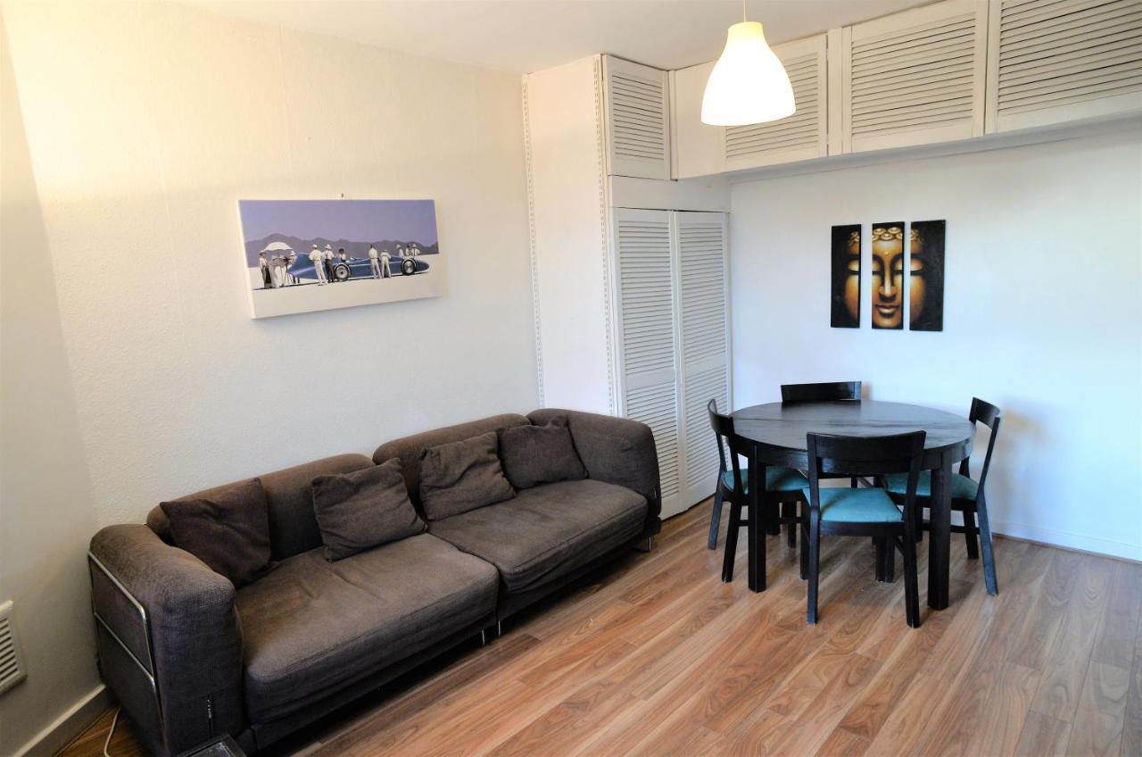 Near Hyde Park Sleeps 4