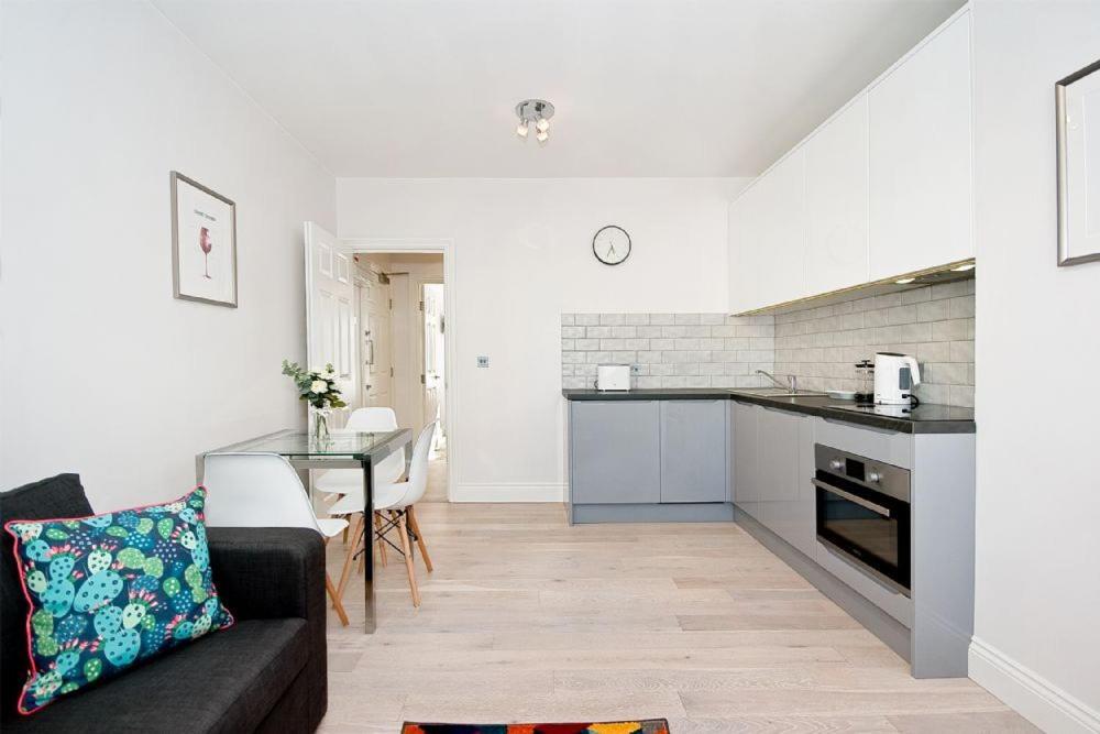 F6 Greek Street By Living * London