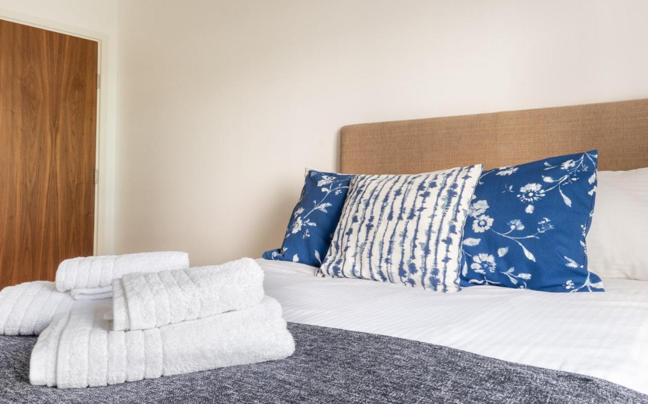 Fabulous 3 Bed 2 Bath Near Victoria Station Appartement *