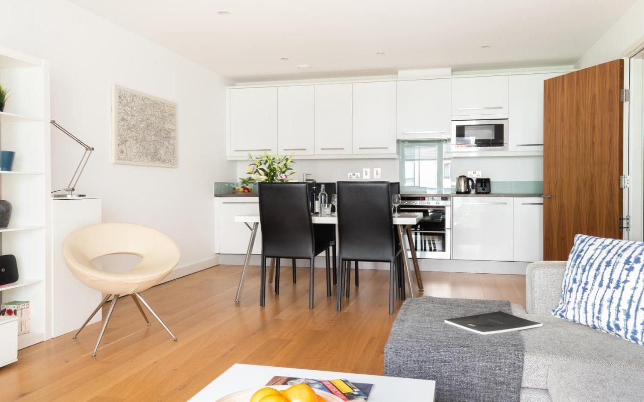 Fabulous 3 Bed 2 Bath Near Victoria Station * Londen