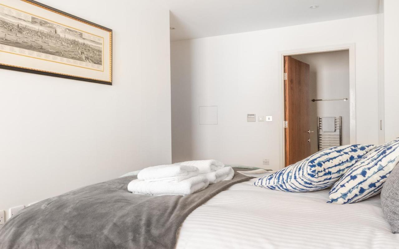 Fabulous 3 Bed 2 Bath Near Victoria Station Appartement *