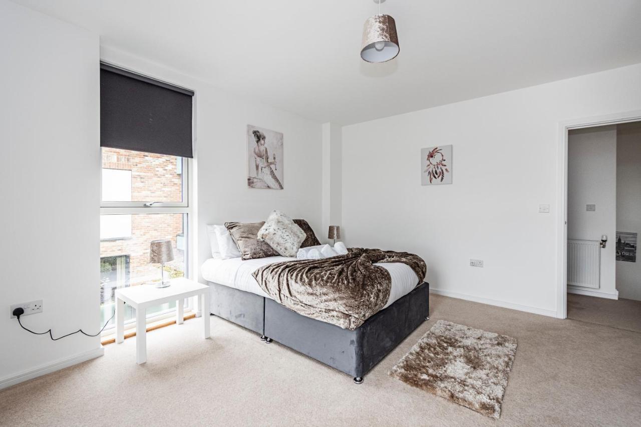 Chiswick Park 3 Bed 3 Bath West London - Parking Appartement