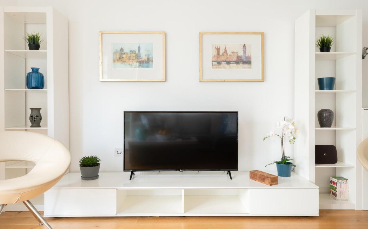 Fabulous 3 Bed 2 Bath Near Victoria Station Appartement *