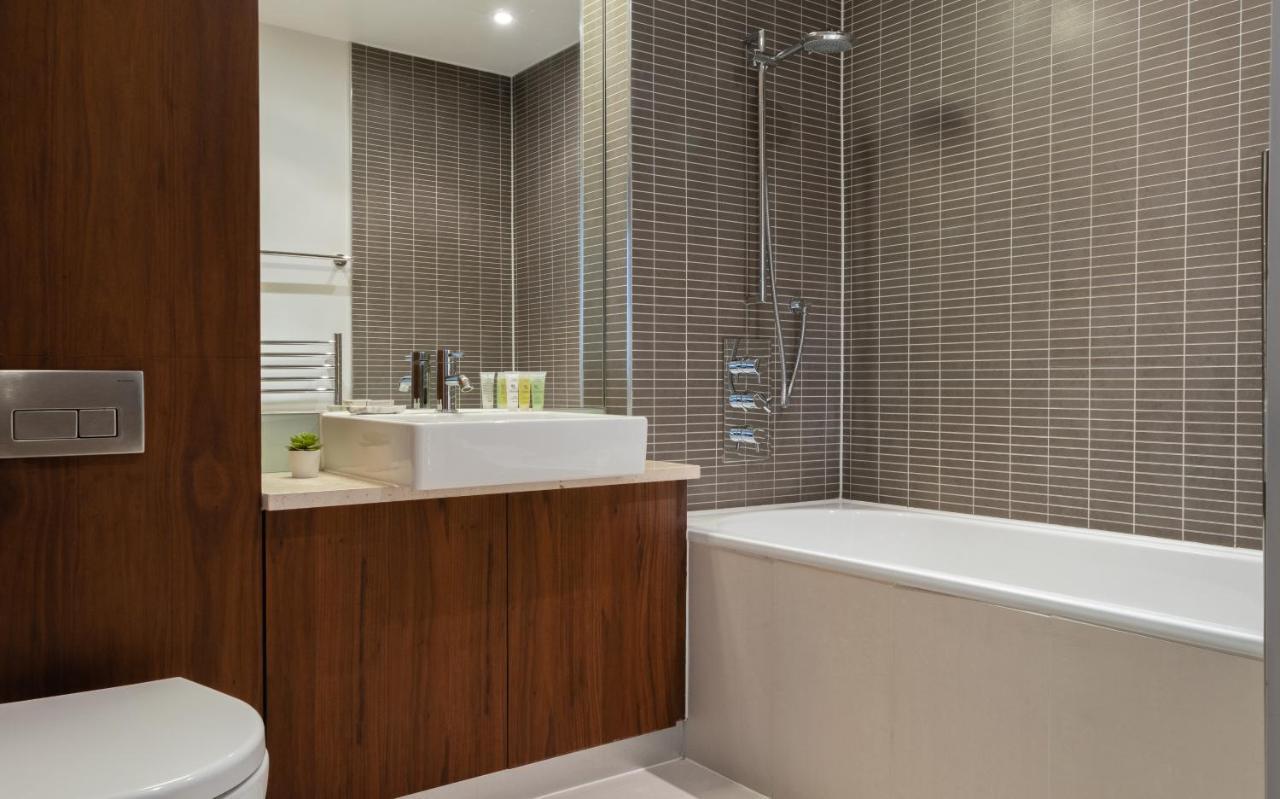 Fabulous 3 Bed 2 Bath Near Victoria Station Appartement *