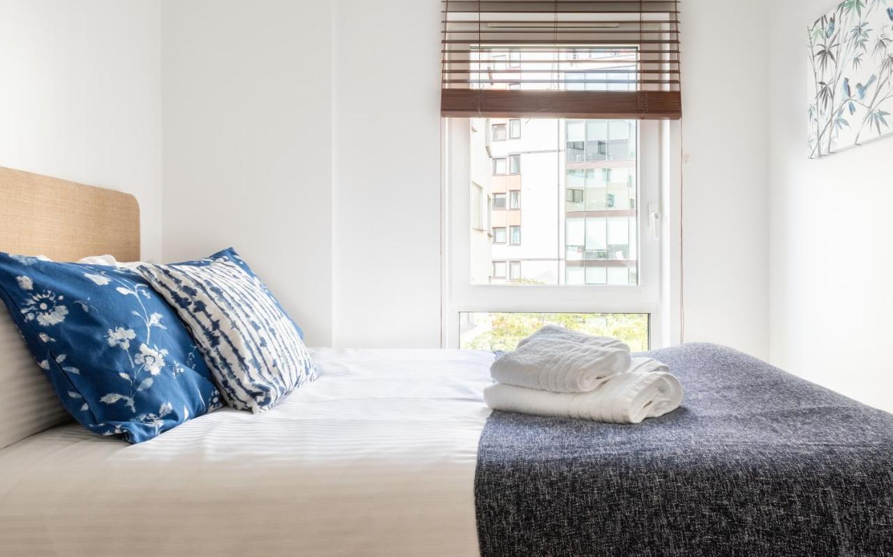 Fabulous 3 Bed 2 Bath Near Victoria Station Appartement *
