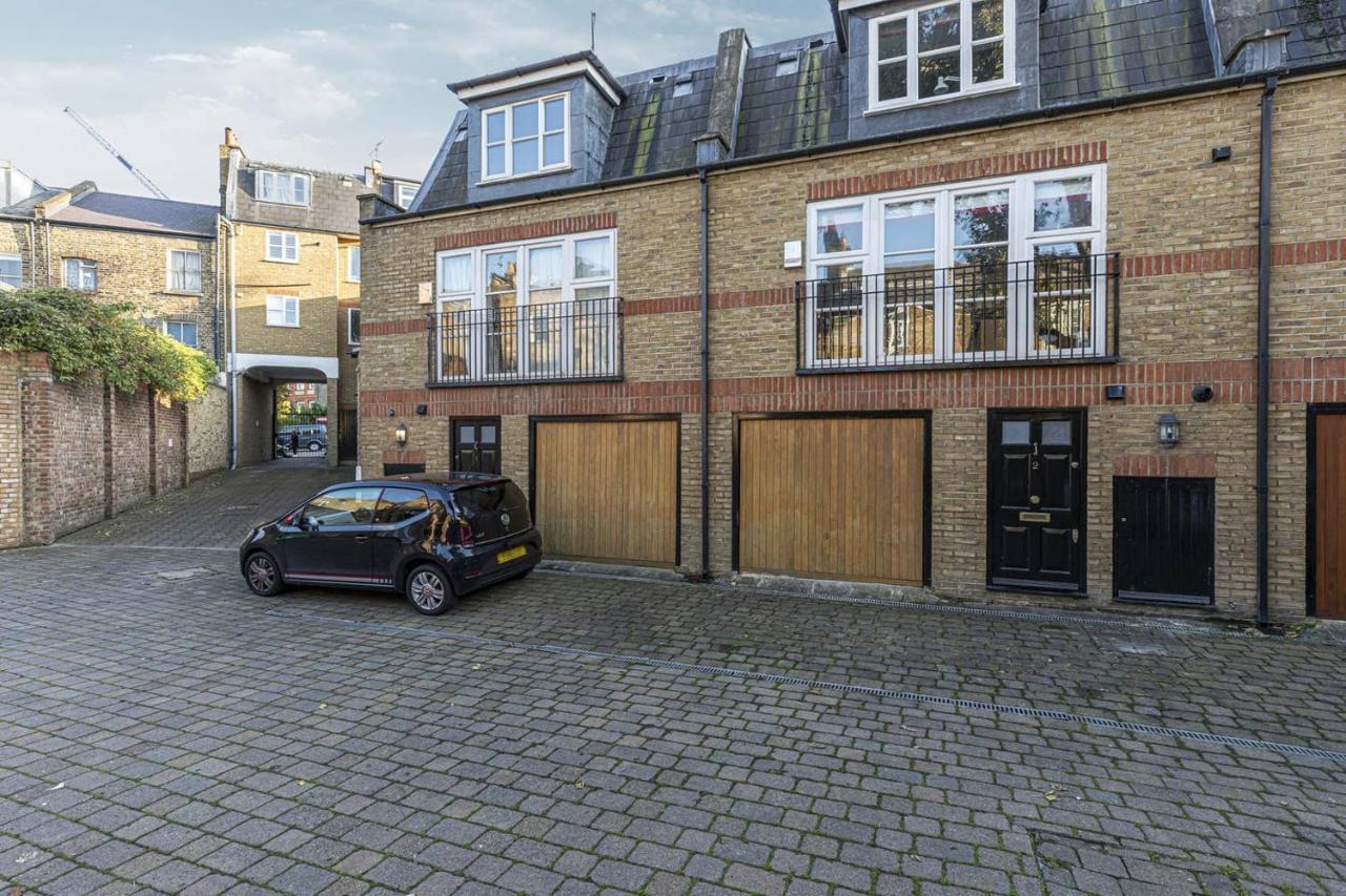 Stylish Mews House With Parking *