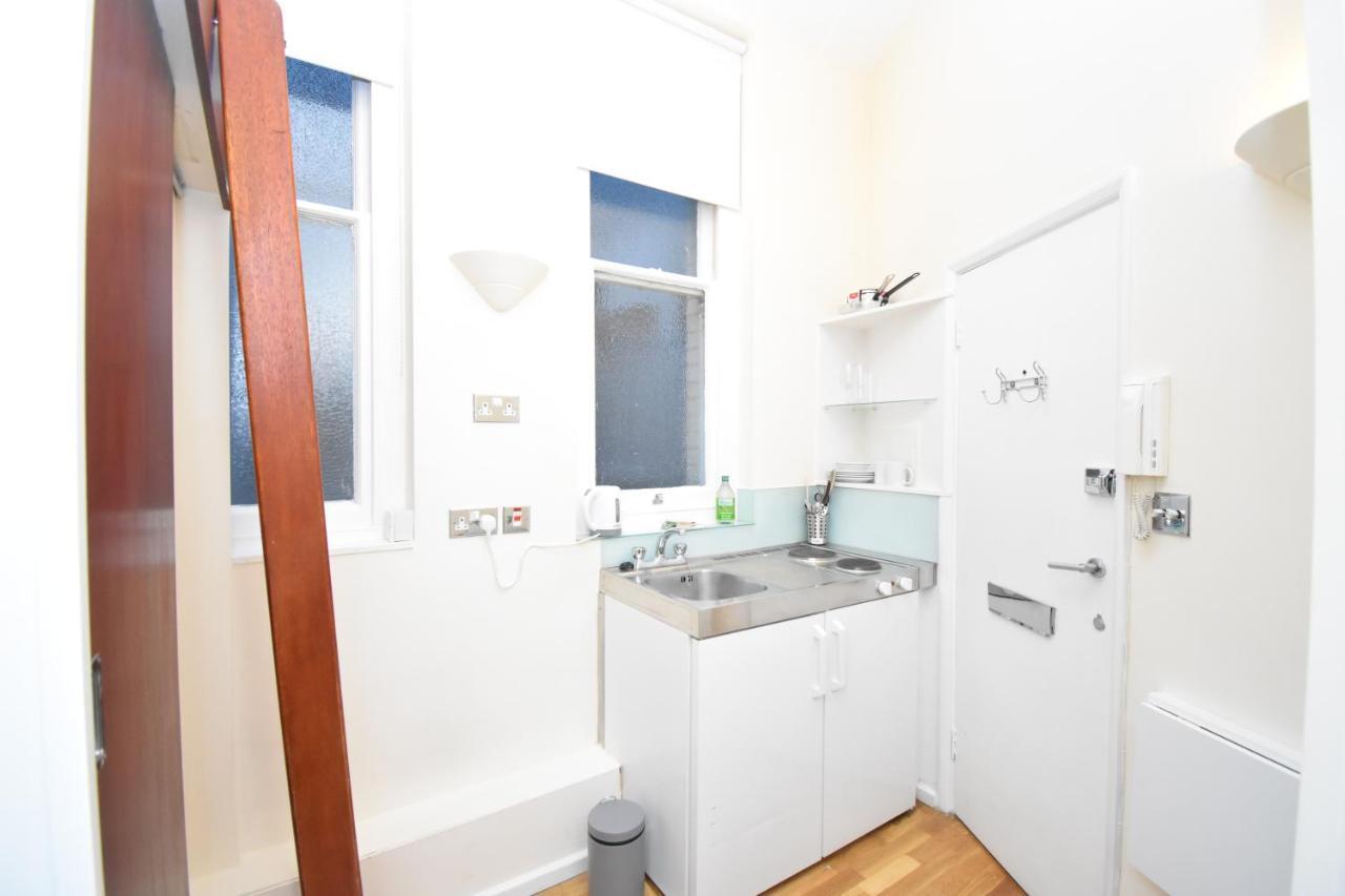 One Of London's Smallest Studios! * Londres