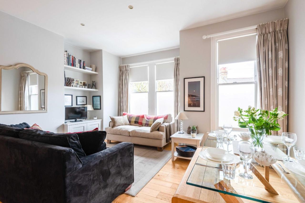 Bright Family Close To Wandsworth Common *