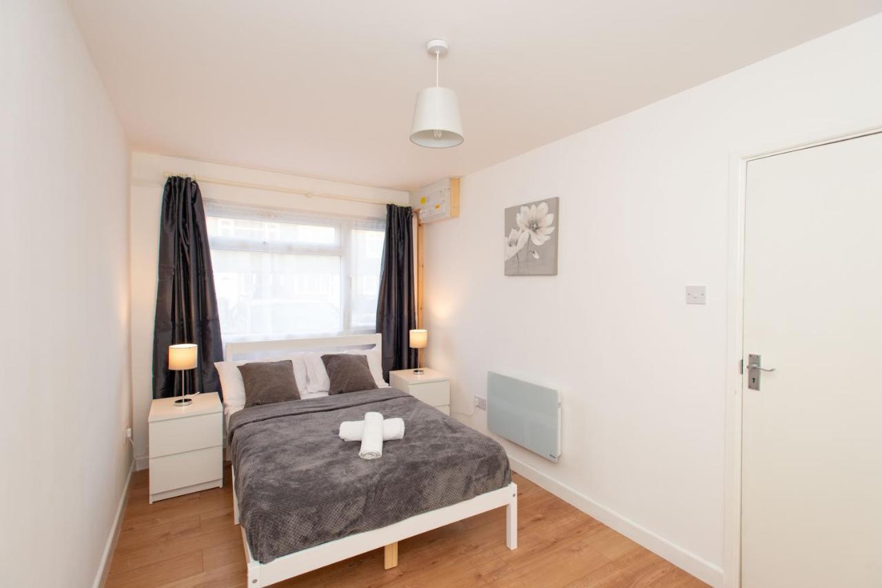 Stunning Four Bedroom House Close To Excel, O2 & With Free Parking Holiday home London